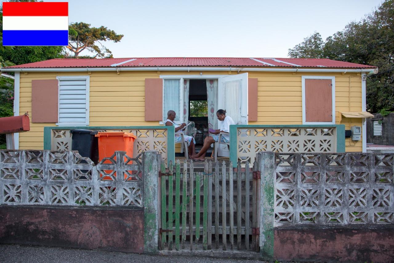 Caribisch Nederland, mensen op het terras voor hun huis