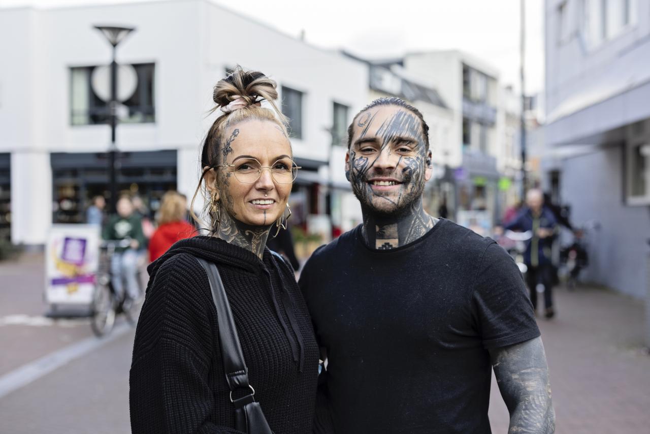 Jenny en William, de vrouw staat links en de man rechts. Beiden zijn zichtbaar getatoeëerd.