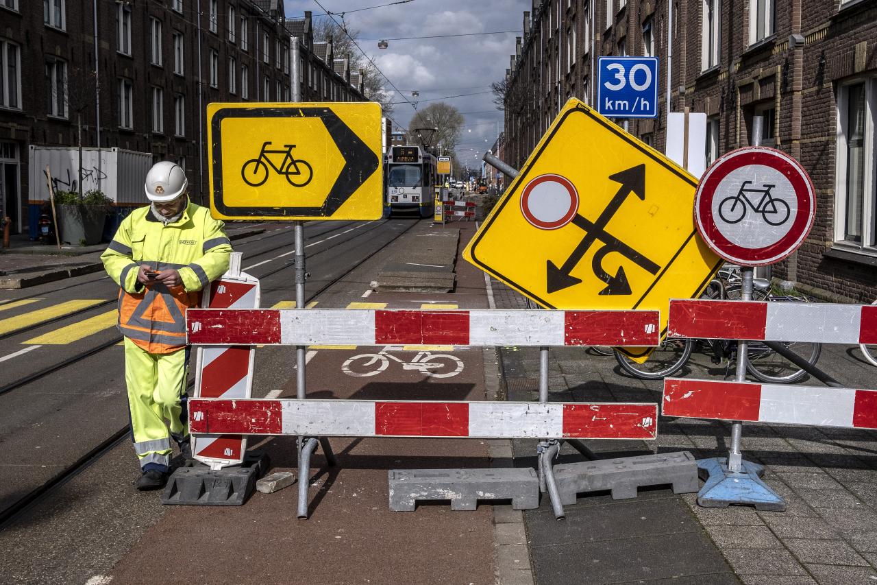 cover jaarverslag 2019: wegwerker op straat mer verkeersborden