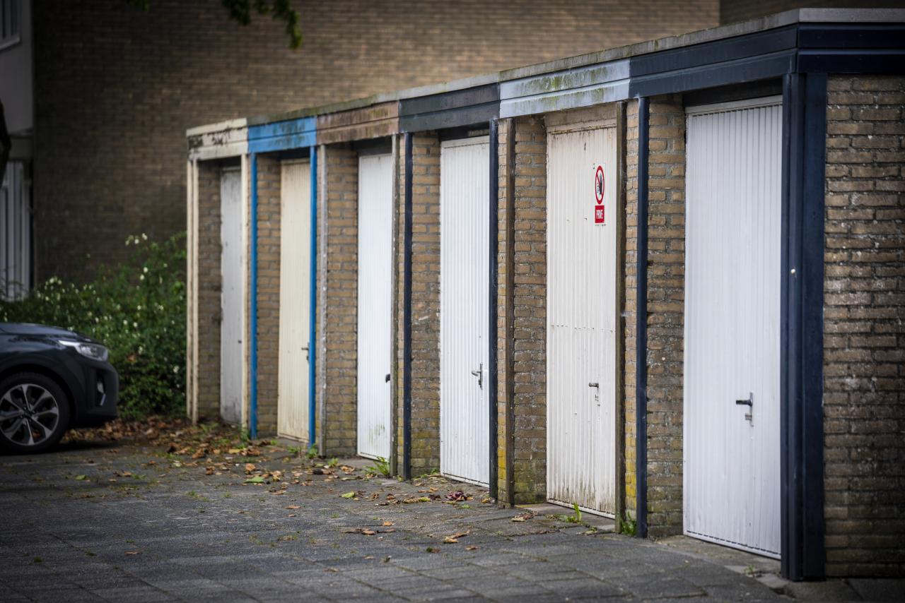 Zes witte garagedeuren naast elkaar