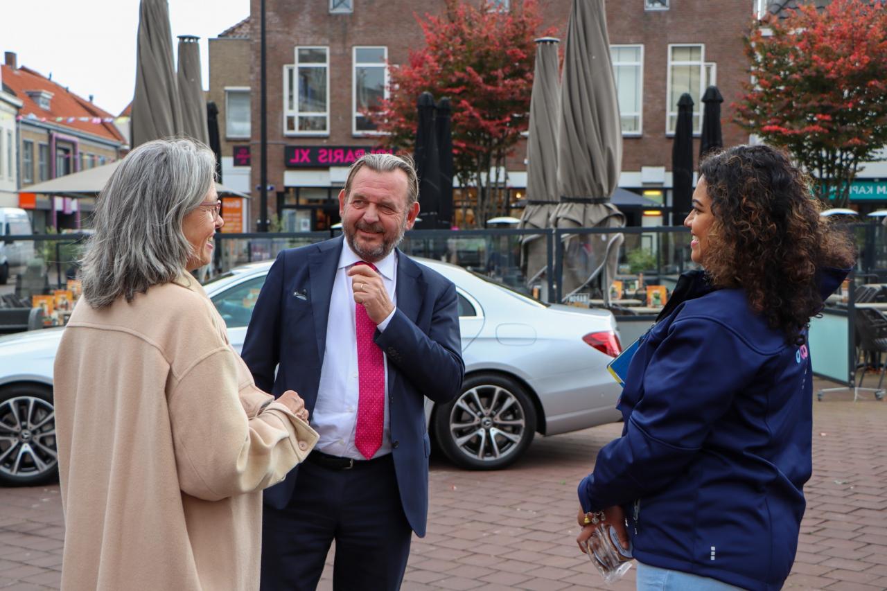 De Nationale ombudsman in gesprek met een mevrouw op straat. 