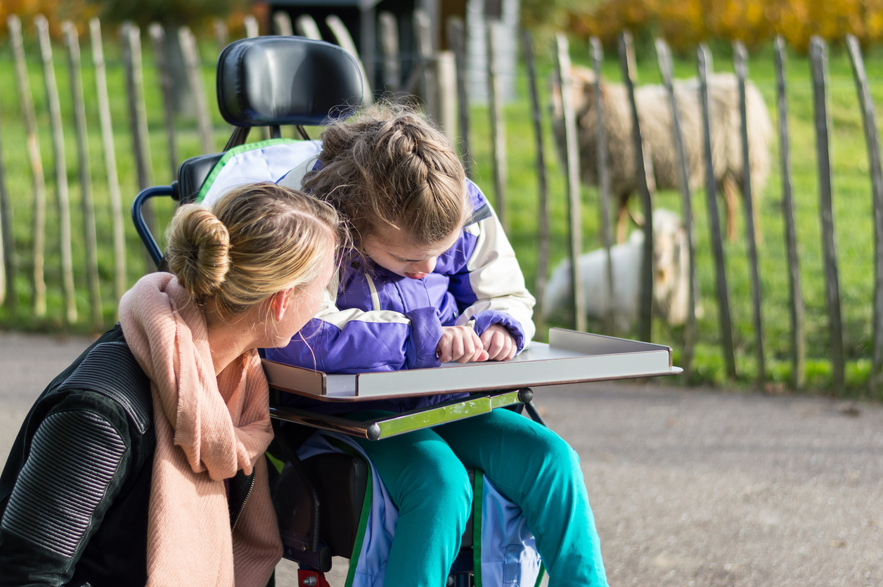 Moeder met gehandicapte dochter in rolstoel