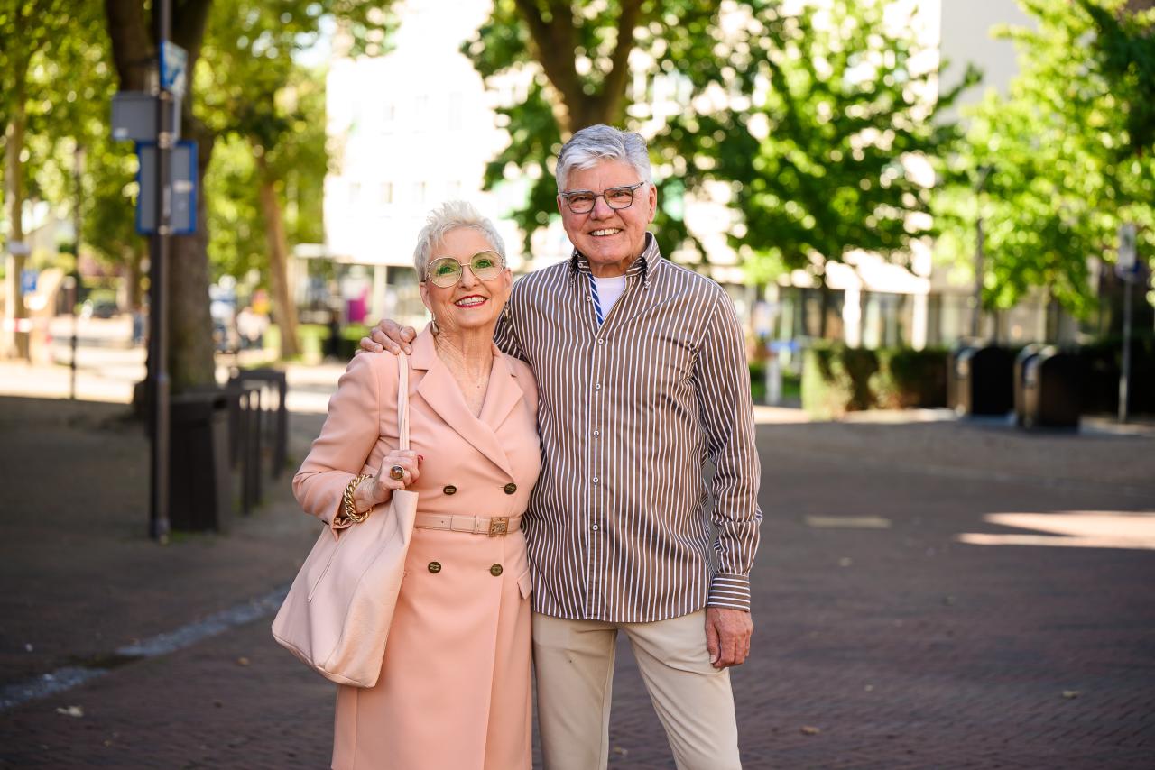 Een ouder stel in het centrum