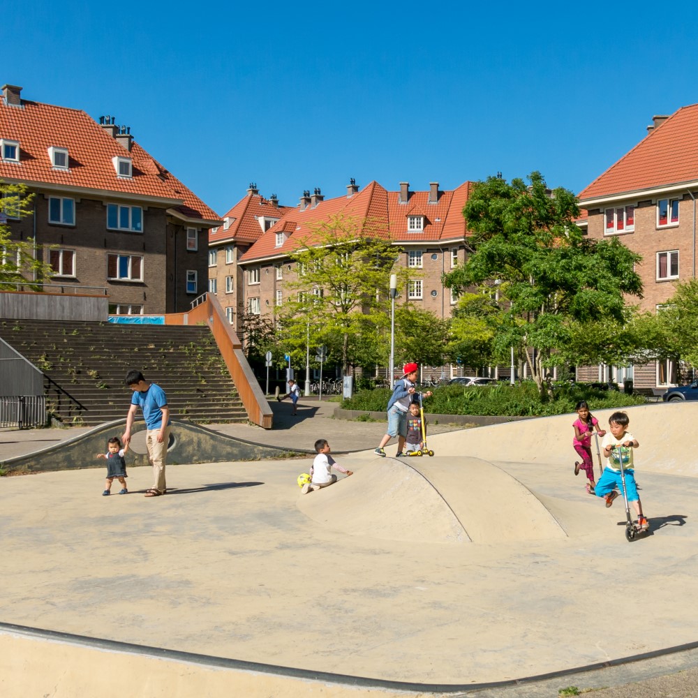 Kinderen spelend op een plein