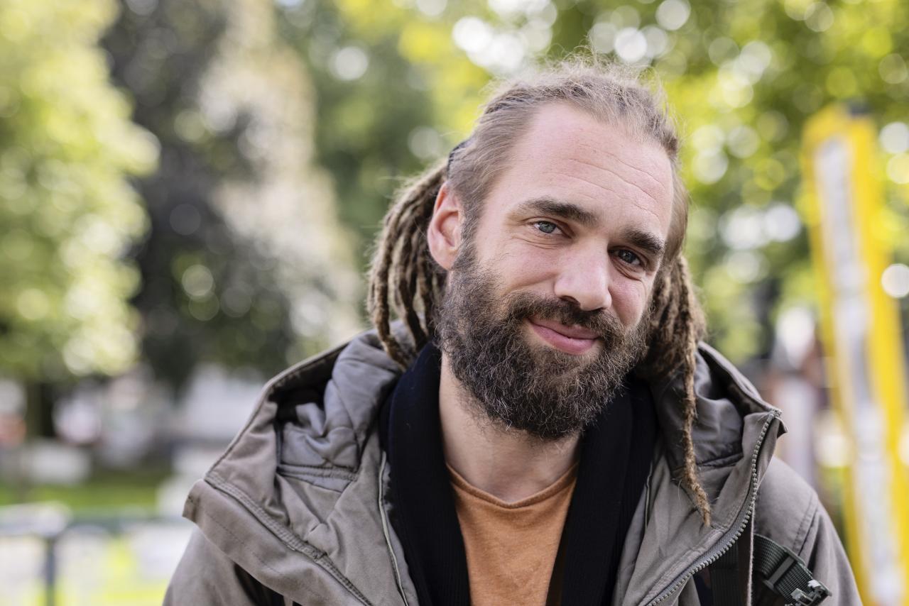 Peter, een man van middelbare leeftijd met een baardje en dreadlocks