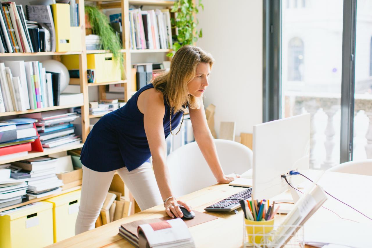 Vrouw staand achter bureau