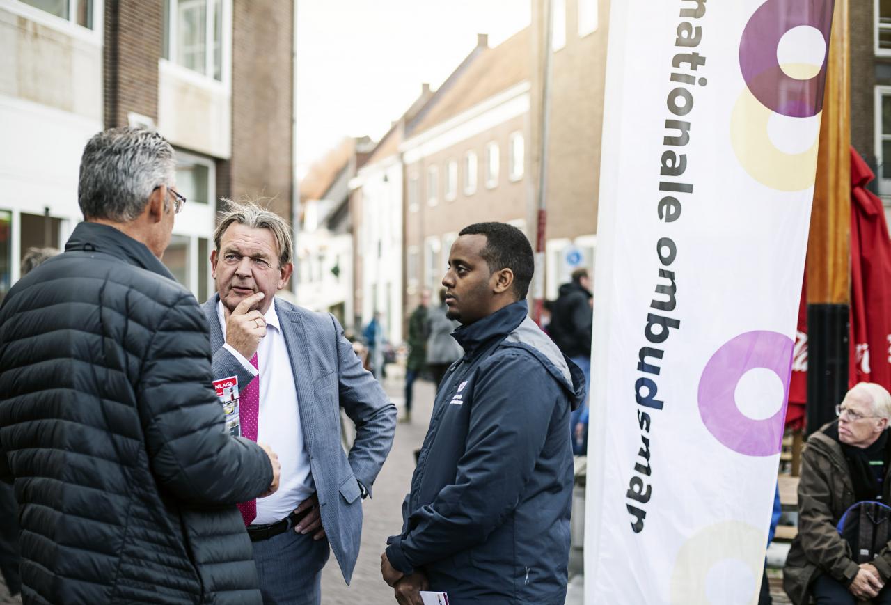 Nationale ombudsman Reinier van Zutphen, bezoekt de Tour in Zeeland
