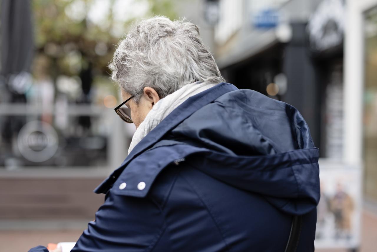 Senior vrouw van achteren gefotografeerd.