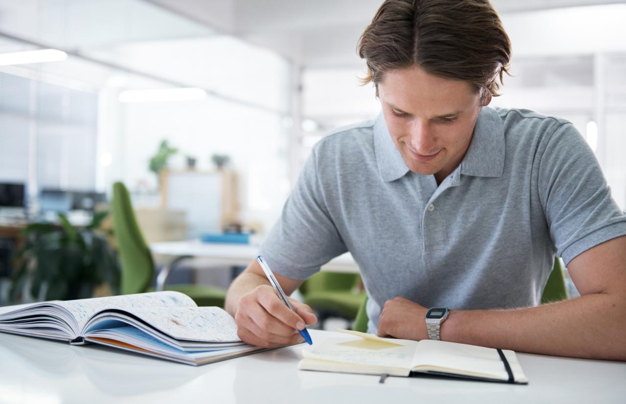 Jongen in grijze polo schrijft brief