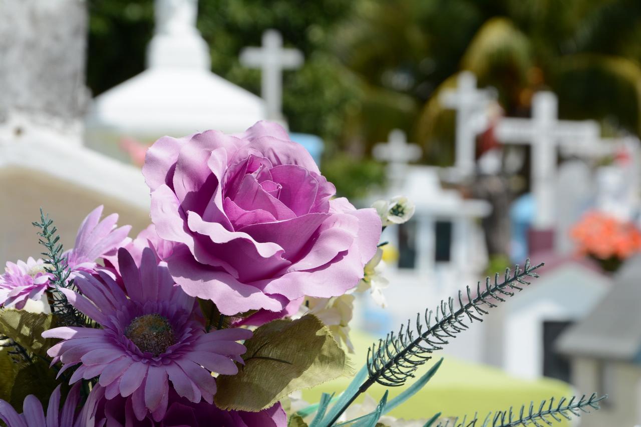 bloemen op begraafplaats