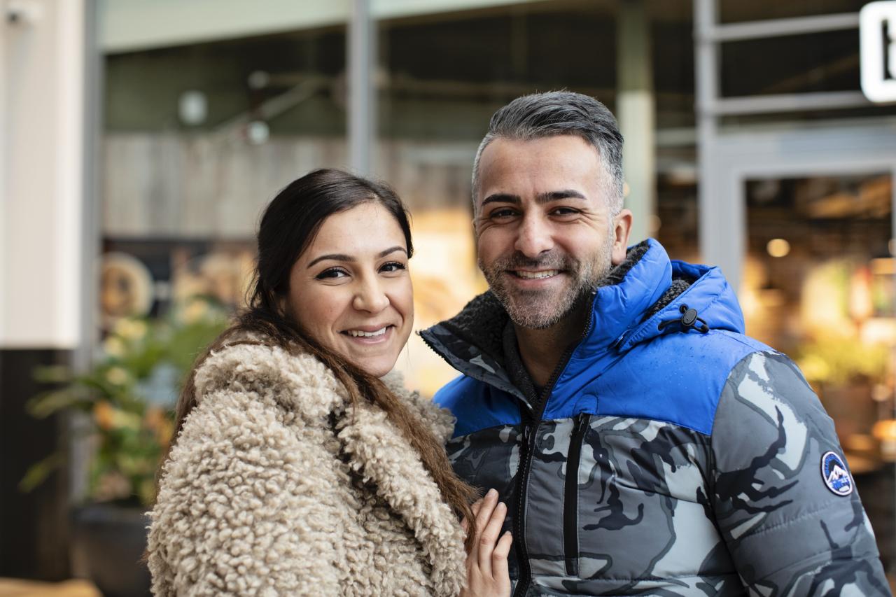 Lachende man en vrouw