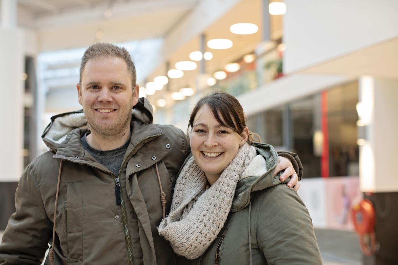 Meneer en mevrouw houden elkaar lachend vast