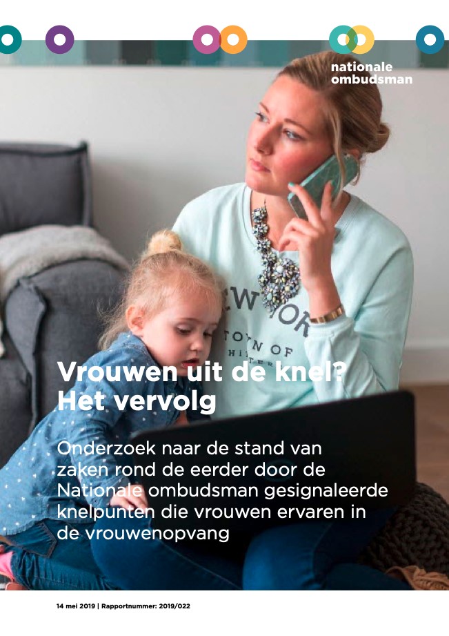 Vrouw aan de telefoon met dochter op schoot