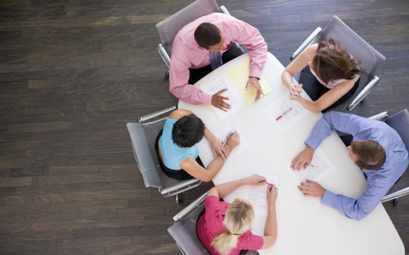 Foto van groep mensen om tafel