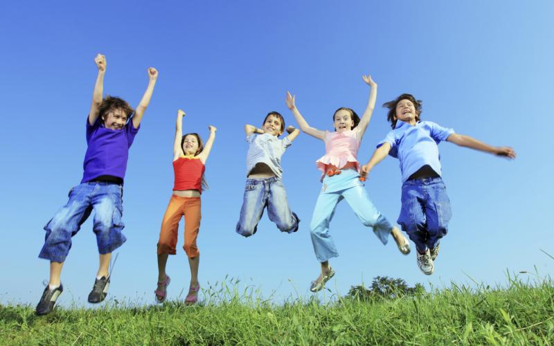 Foto van springende kinderen Foto van springende kinderen