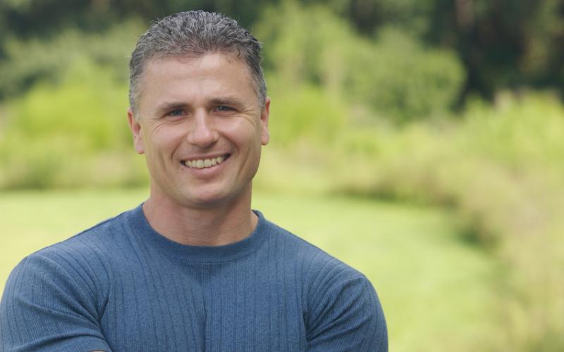 Lachende man op grasveld Lachende man op grasveld