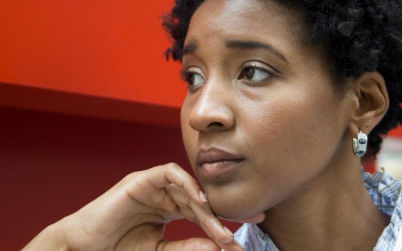 Donkere dame met serieuze blik Donkere dame met serieuze blik