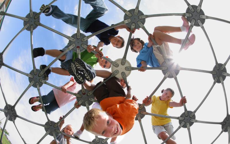 Foto van kinderen op een speeltoestel