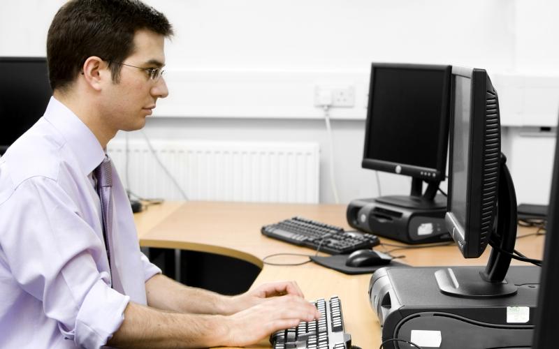 Man achter computer Man achter computer