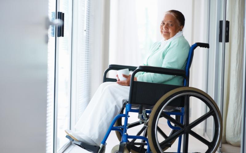 Foto van oude vrouw in rolstoel