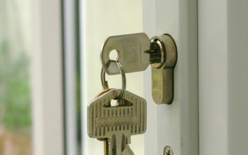 Foto van een sleutel in een deurslot