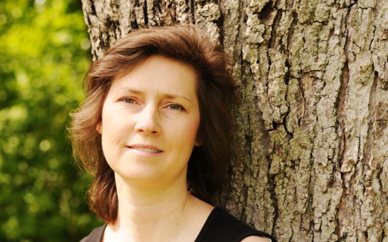 Vrouw staat voor boom Vrouw staat voor boom