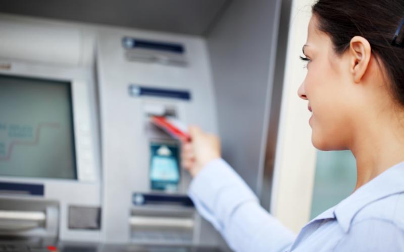vrouw bij pinautomaat vrouw bij pinautomaat