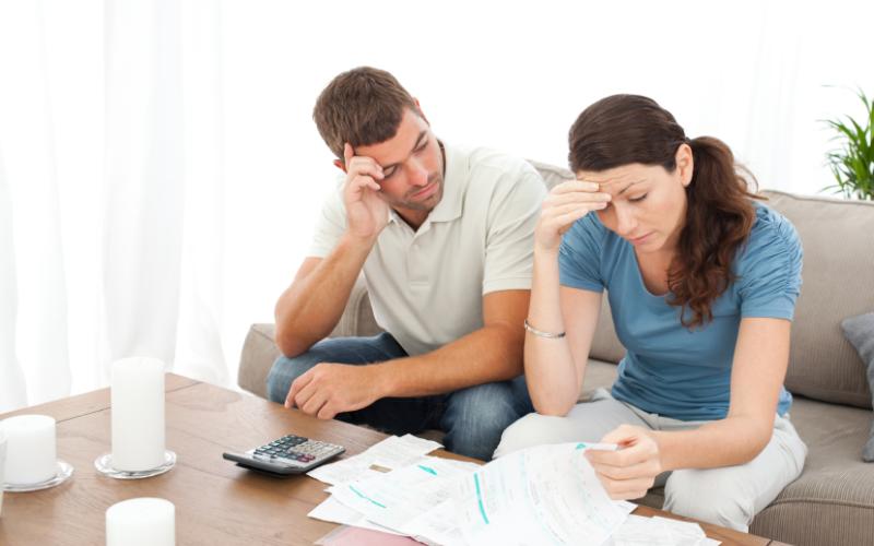Foto van echtpaar met financiële problemen Foto van echtpaar met financiële problemen