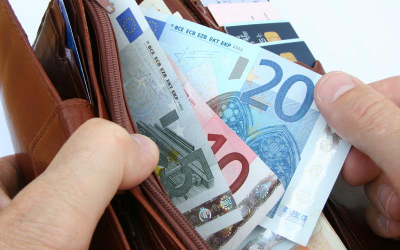 Foto van een portemonnee met geld Foto van een portemonnee met geld