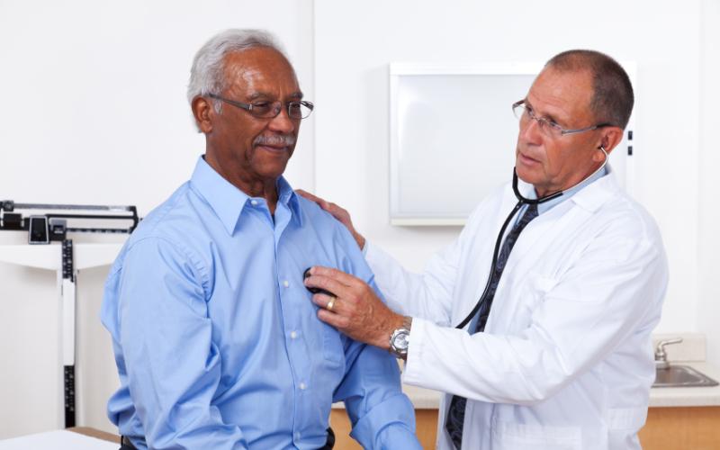 Foto van een man bij de dokter Foto van een man bij de dokter