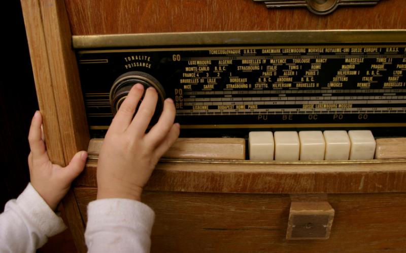 foto van een antieke radio