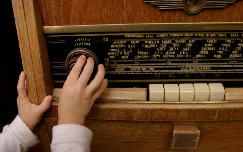 Foto van een ouderwetse radio