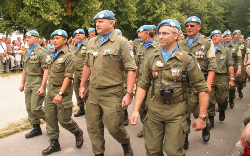 Veteranen lopen in stoet