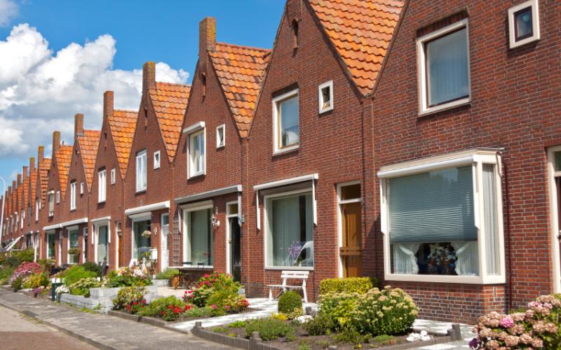 Foto van een rij woningen