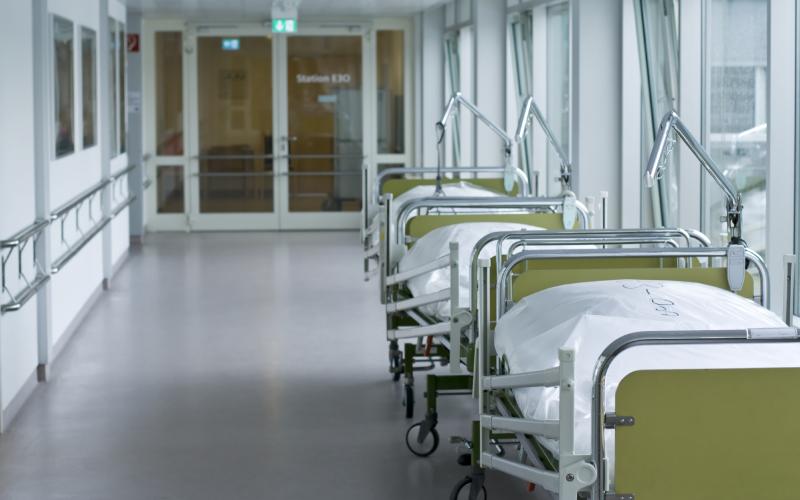Foto van ziekenhuisbedden in een gang
