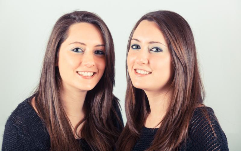 Tweeling zusjes met lang bruin haar