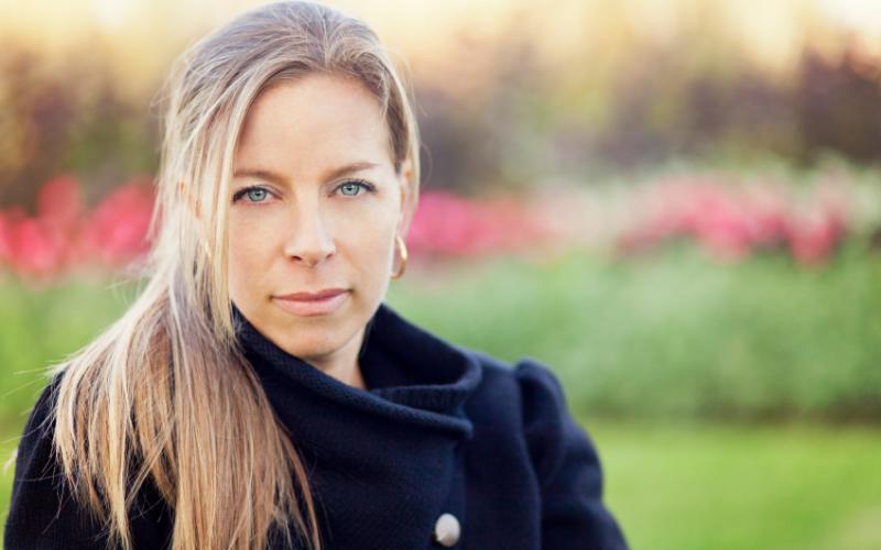 Vrouw met blond haar in bloemenveld Vrouw met blond haar in bloemenveld