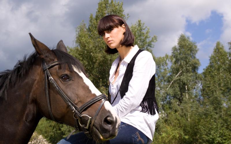 Vrouw met bruin paard
