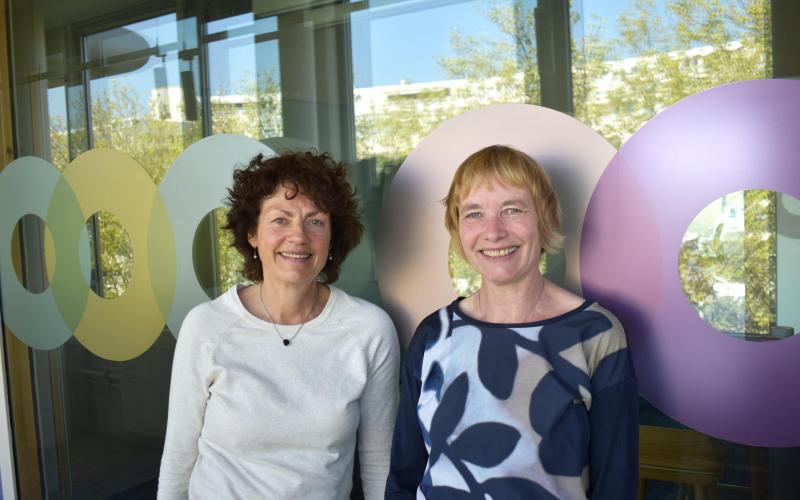 Marion van Dam (vrouw met kort donker gekruld haar) en Fleur Wery (vrouw met kort blond haar)