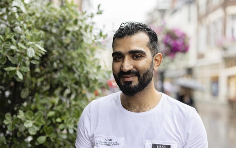 Een jongeman met een stoppelbaardje en een wit t-shirt aan. Een jongeman met een stoppelbaardje en een wit t-shirt aan.