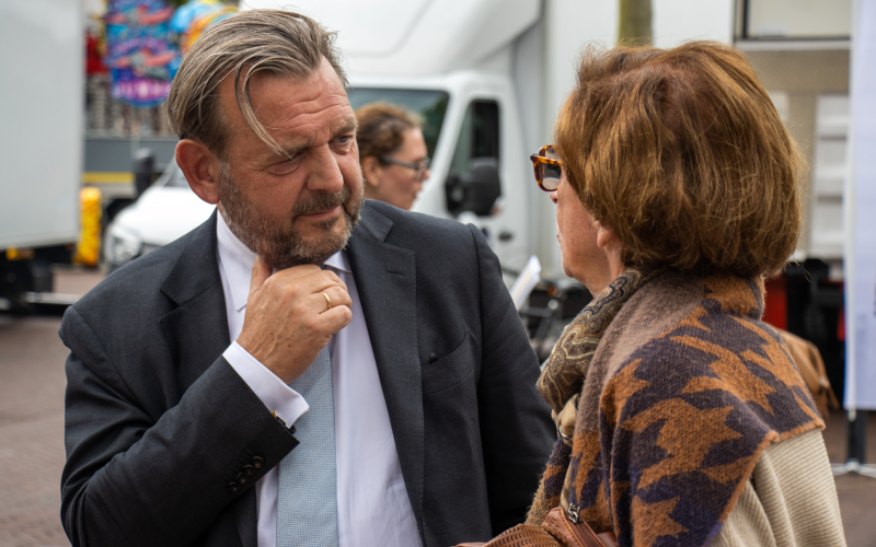 Reinier van Zutphen, Nationale ombudsman, in gesprek met een dame