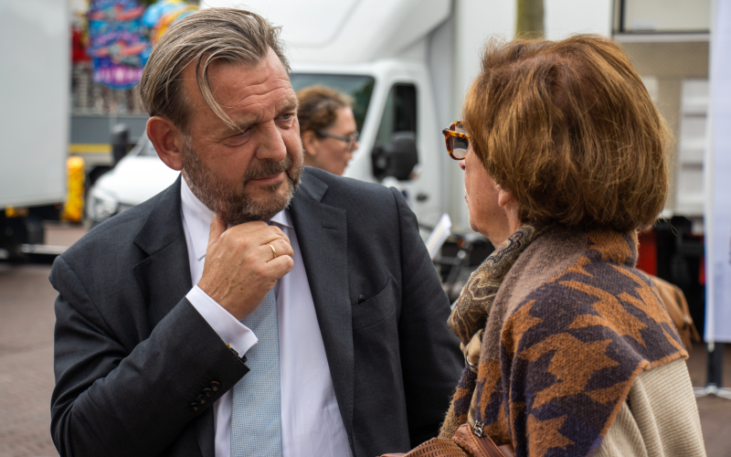 Reinier van Zutphen, Nationale ombudsman, in gesprek met een dame 