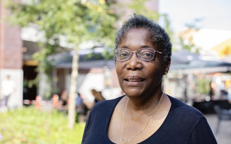 Portret van senior vrouw. Ze draagt een zwarte top en heeft een bril op. Portret van senior vrouw. Ze draagt een zwarte top en heeft een bril op.