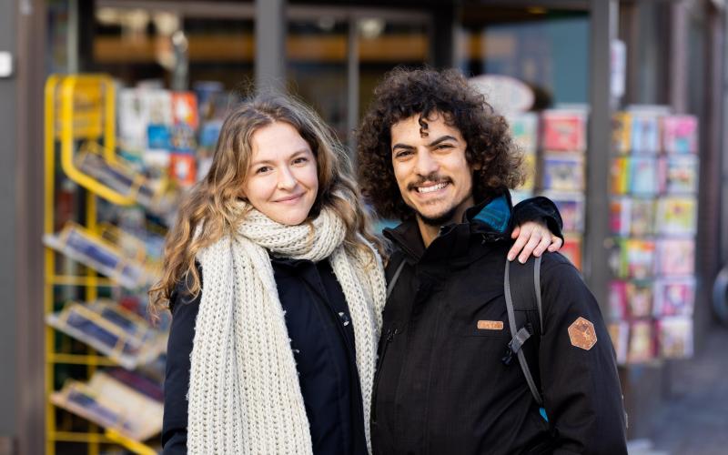 Mette, een studente met blond haar met haar vriend op de foto. Hij heeft donkere krullen.