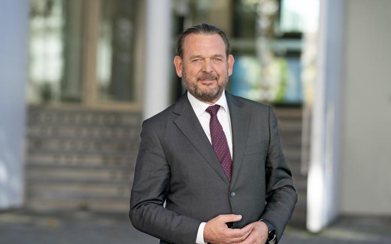 Nationale ombudsman, Reinier van Zutphen (man met donker haar en baard. Hij draagt een donker grijs pak)