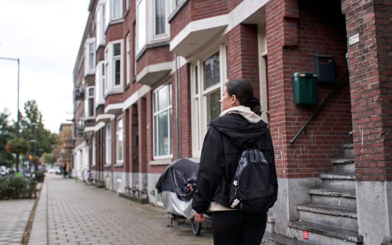 Jonge vrouw loopt in Den Haag in de regen Jonge vrouw loopt in Den Haag in de regen