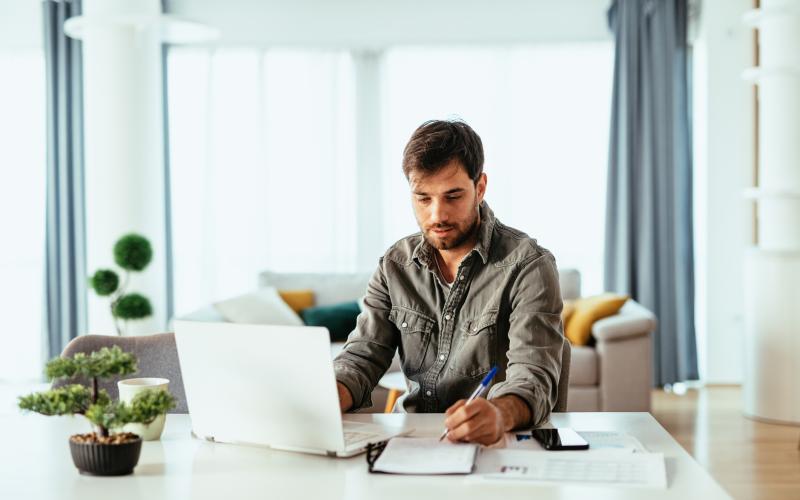 Man achter laptop aan het werk
