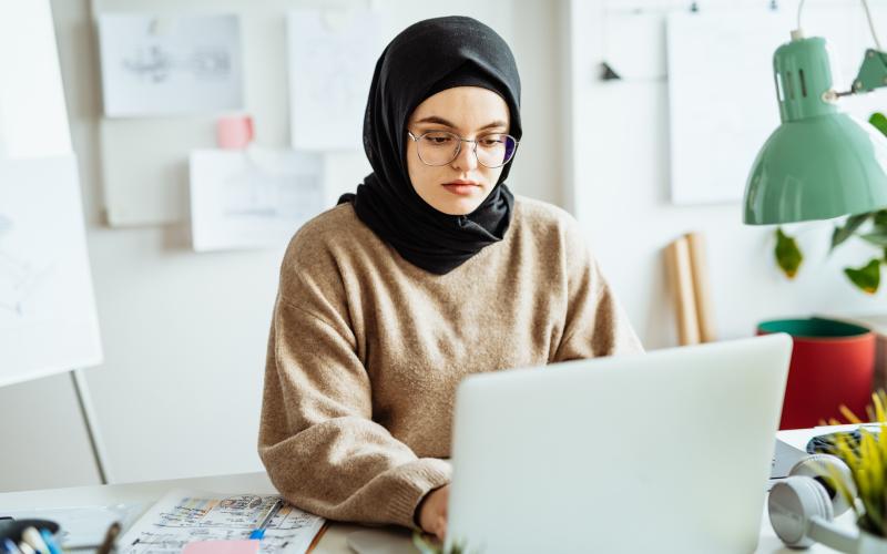 Vrouw achter laptop aan het werk