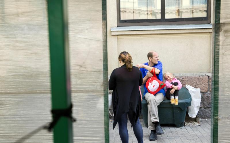 Man, vrouw en kind op straat