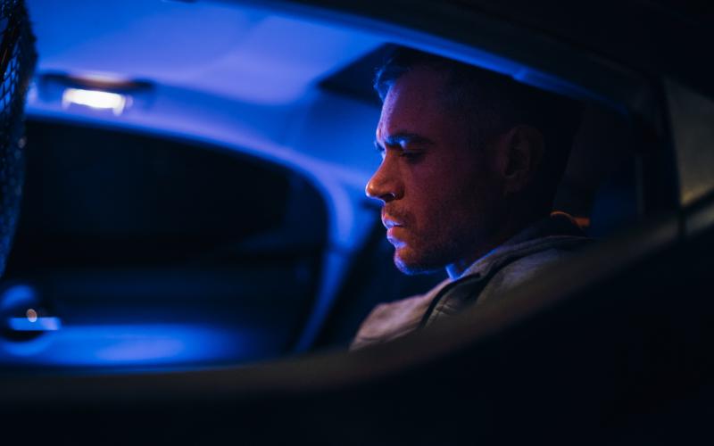 Man achterin politieauto Man achterin politieauto